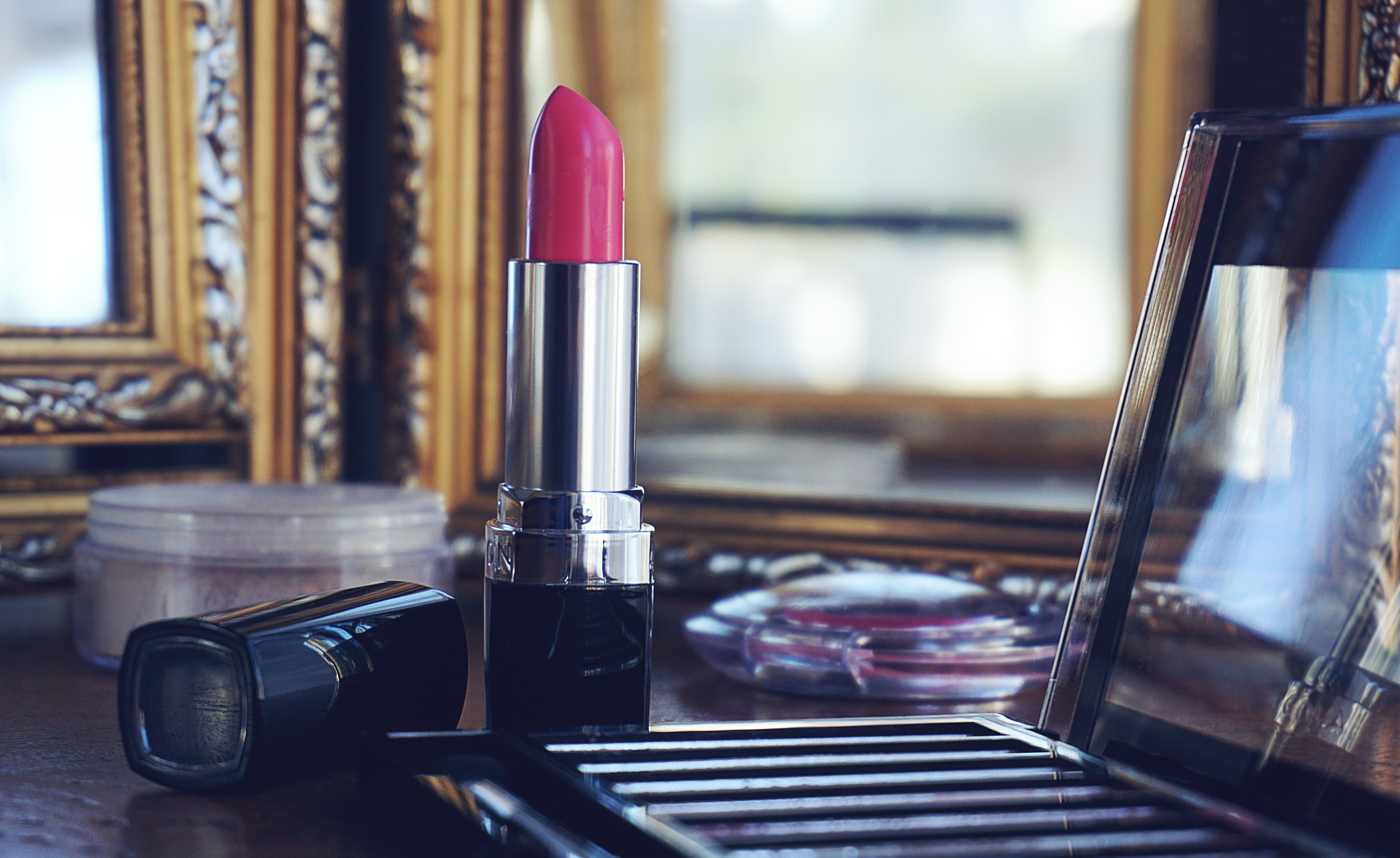 Beauty industry. Chanel губная помада. Матовая помада в тюбике. Красная губная помада. Косметика шанель помада.