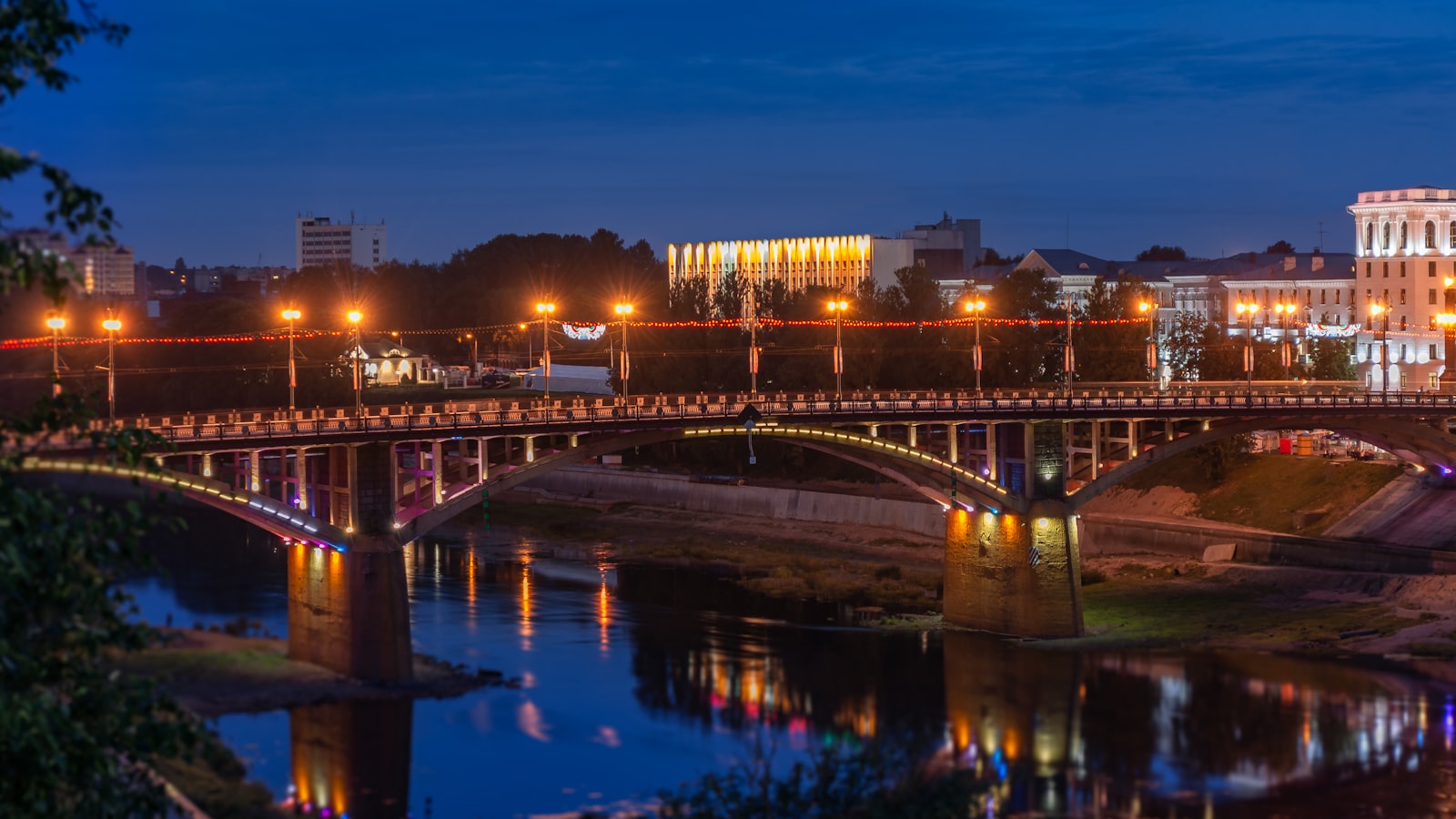   река