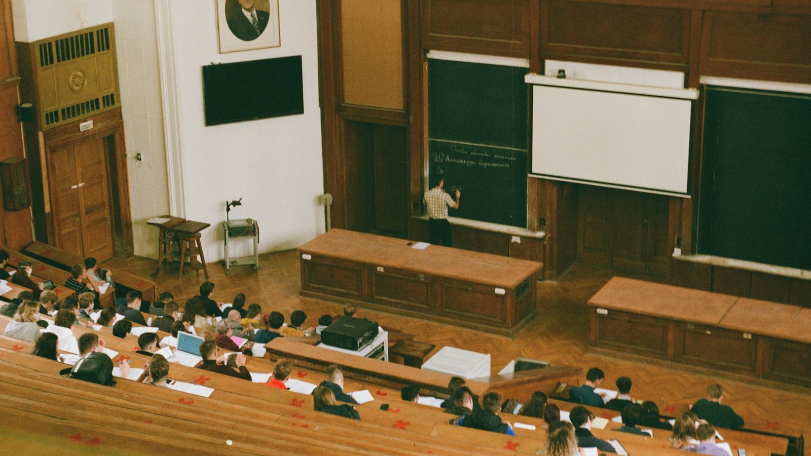 1. Кондоминиум (condominium)
2. ​Снится (dream)
3. Чему (what)
4. Мини (mini)
5. Кондом ​(condom)
6. Дом (house)
7. Один (one)
8. Миниум (minimum)
9. ‌Миниум (maximum)
